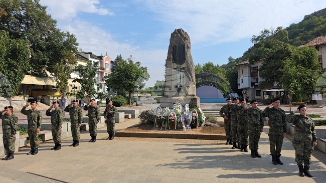 С церемония пред паметника на Тодор Кирков в Ловеч бяха отбелязани 148 години от освобождението на града и установяването на местно управление