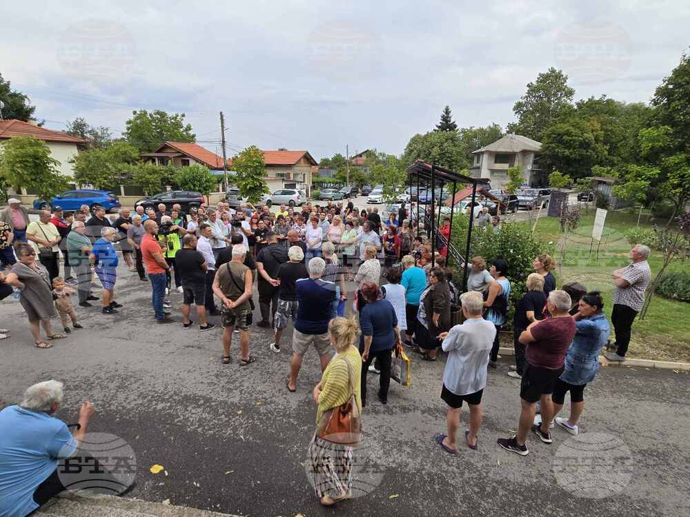 Жители на квартал "Бистрец" във Враца излязоха на протест срещу недовършени ремонти на улици