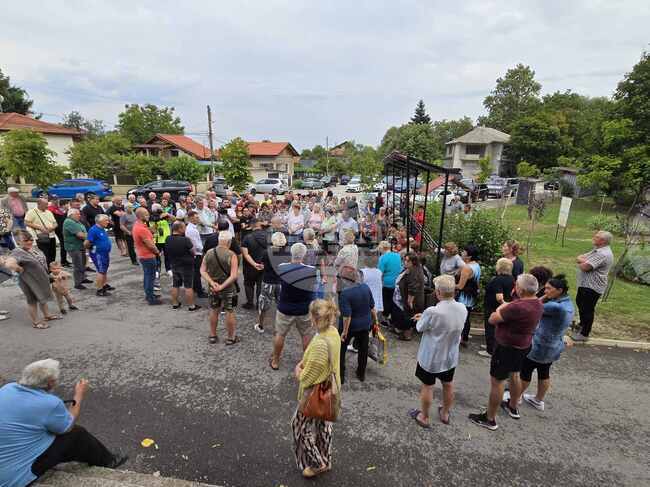 Жители на квартал "Бистрец" във Враца излязоха на протест срещу недовършени ремонти на улици