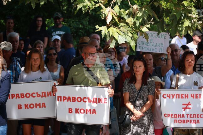 Роднини, близки и граждани се събраха на протест в Бургас срещу домашния арест на 18-годишния, ударил с АТВ петима в Слънчев бряг 