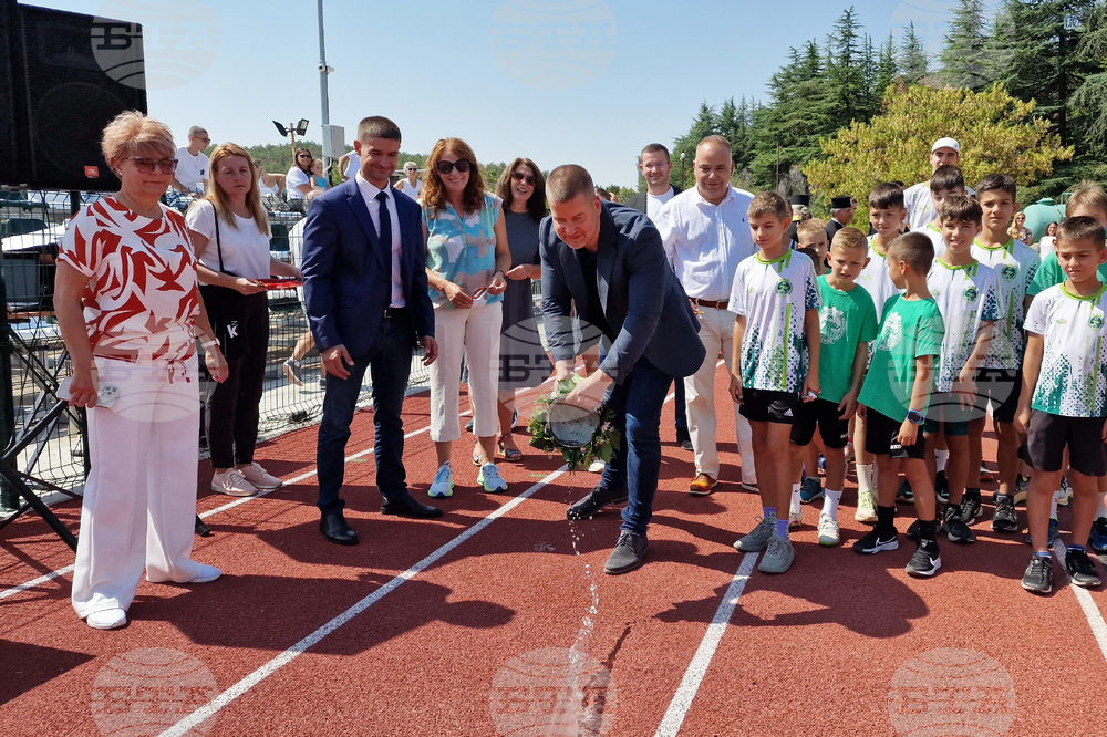 В Стара Загора официално откриха новата тренировъчна лекоатлетическа писта над стадион "Берое"