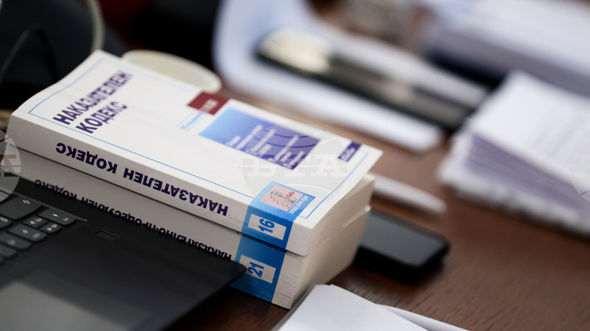 Мъж е обвинен за въоръжено отвличане и съвкупление с малолетно момиче