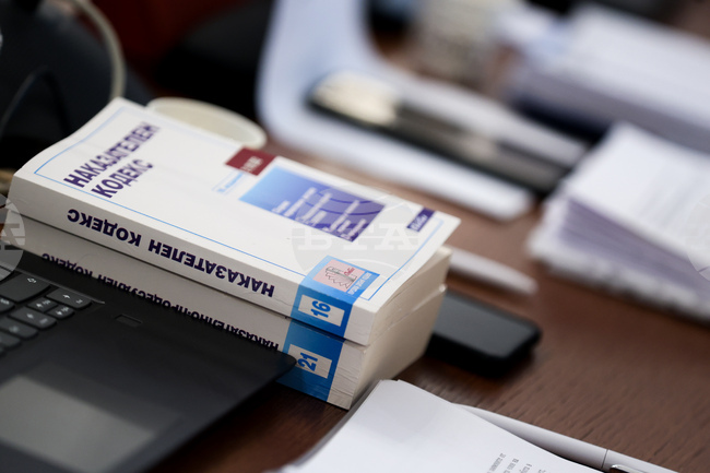 Мъж е обвинен за въоръжено отвличане и съвкупление с малолетно момиче