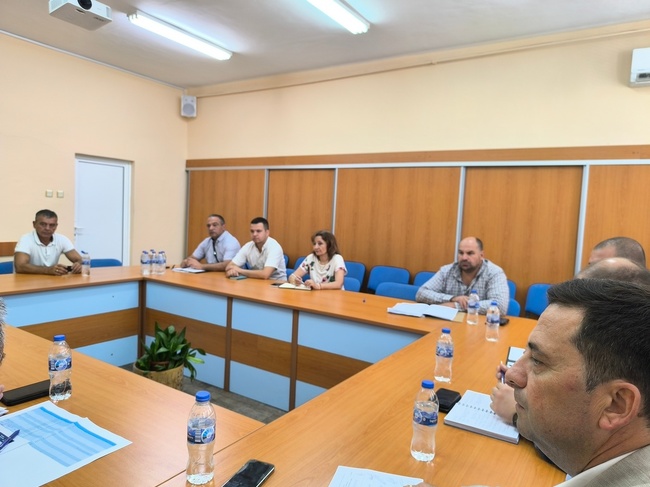 Областна администрация Добрич: Областният управител бе домакин на среща между горски и ловни стопанства и ръководството на „Енерго-Про“ - Варна