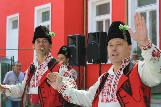 Областна администрация Русе: Празникът на ябълката посреща гости от България и Румъния в село Екзарх Йосиф утре. Откриват стена с барелефи на Баба Тонка, Захари Стоянов и Никола Обретенов 