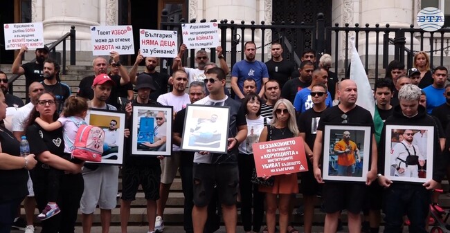 Граждани протестират в София срещу мярката „домашен арест“ за младежа, който бутна с АТВ петима души в Слънчев бряг