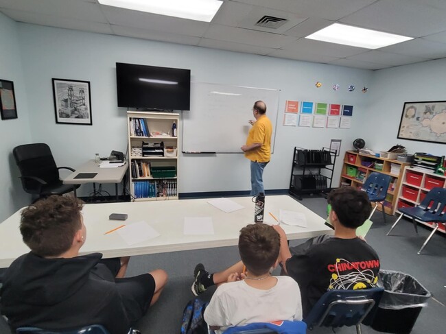 Училище „Иван Вазов“ в Остин, Тексас, публикува снимки от извънкласната дейност „Клуб по математика“