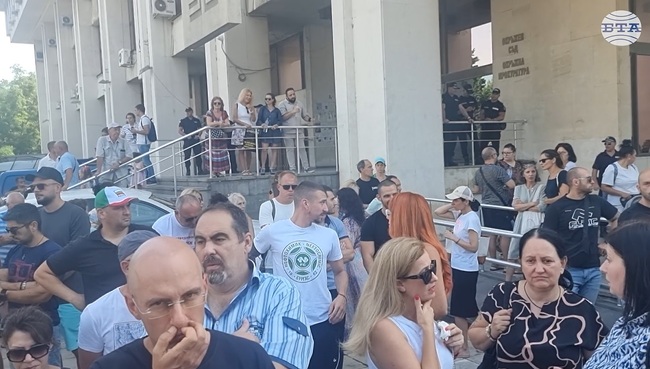 Роднини, близки и граждани се събраха на протест в Бургас срещу домашния арест на 18-годишния, ударил с АТВ петима в Слънчев бряг