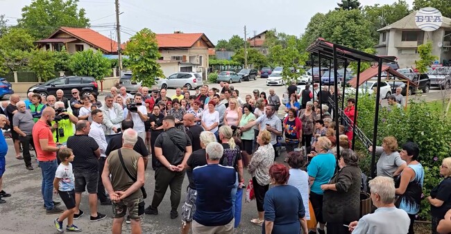 Жители на квартал "Бистрец" във Враца излязоха на протест срещу недовършени ремонти на улици