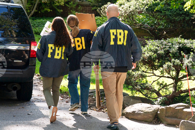 ФБР претърси жилището на бивш съветник на Тръмп, превърнал се в негов яростен критик