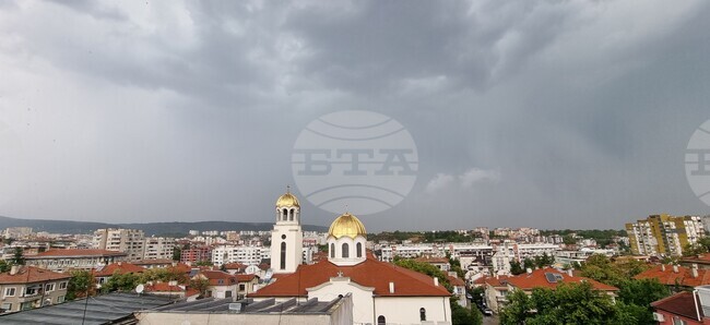 Над Шумен падна градушка след буря, придружена със силен вятър