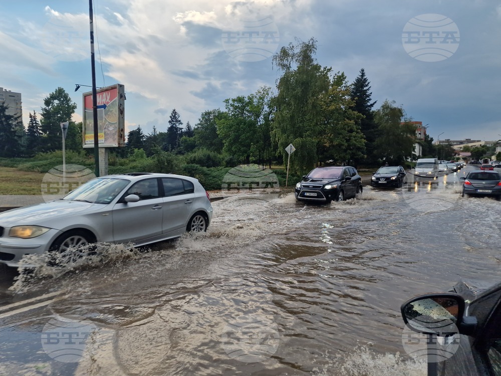 Гръмотевична буря с интензивен дъжд и силен вятър се изви над Търговище