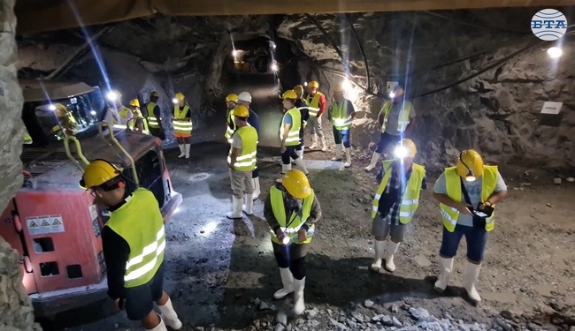 Десетки жители и гости на Мадан влязоха под земята в рудник „Петровица“, за да видят как се добива оловно-цинковата руда