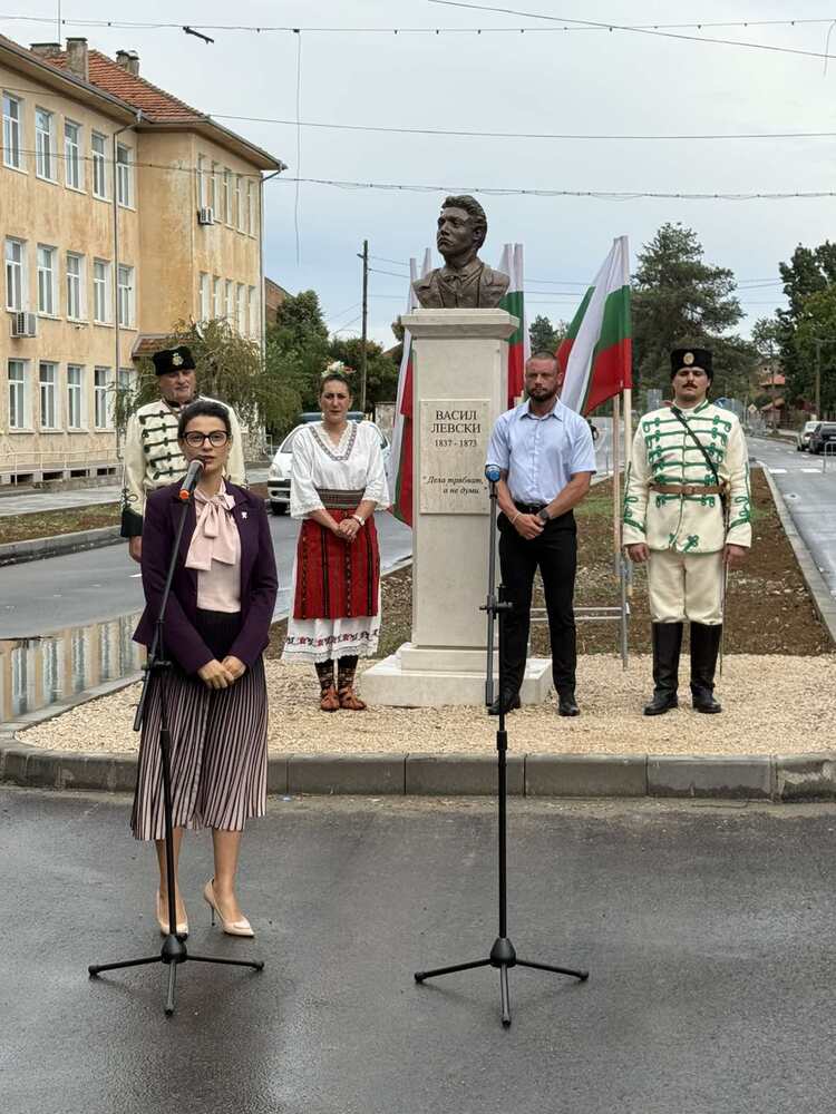 Областният управител Ани Арутюнян поднесе цветя пред новоизградения паметник на Васил Левски в Брегово