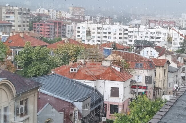 Поражения в общините Нови пазар, Шумен и Хитрино са нанесени от силен вятър и валеж, има населени места без електрозахранване 