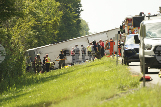 Най-малко 10 жертви при преобръщането на автобус с туристи на магистрала в Ню Йорк