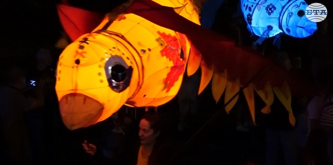 Шествие на светещите карнавални кукли "Приказни животни" се проведе в София