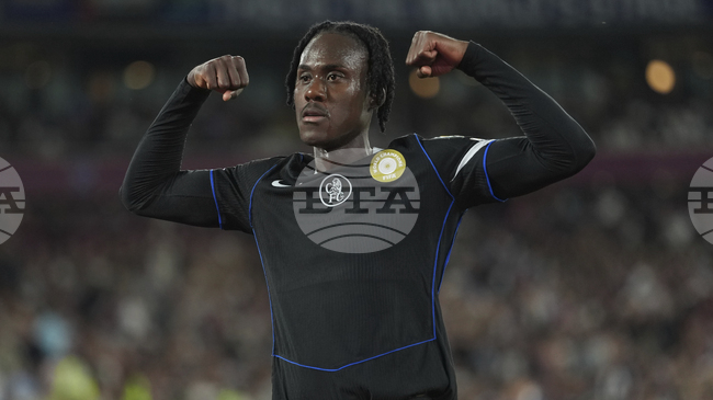 Защитникът на Челси Трево Чалоба ще замени контузения Марк Гехи в националния отбор на Англия