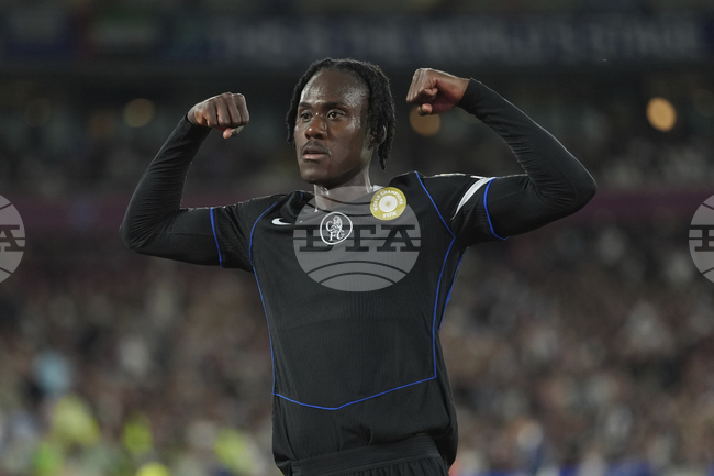 Защитникът на Челси Трево Чалоба ще замени контузения Марк Гехи в националния отбор на Англия