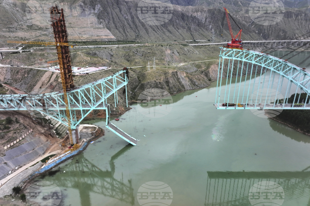 Срутване на мост в Китай причини смъртта на най-малко 12 строителни работници