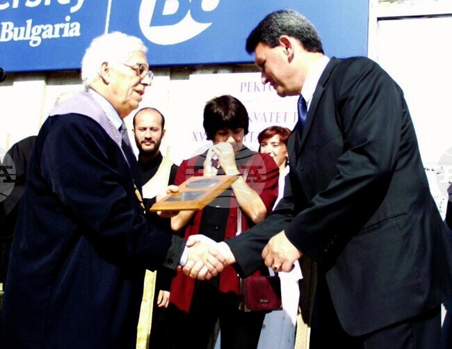 Кметът на Шумен получава преди 21 години плакет по повод именуването на астероид с името на града 