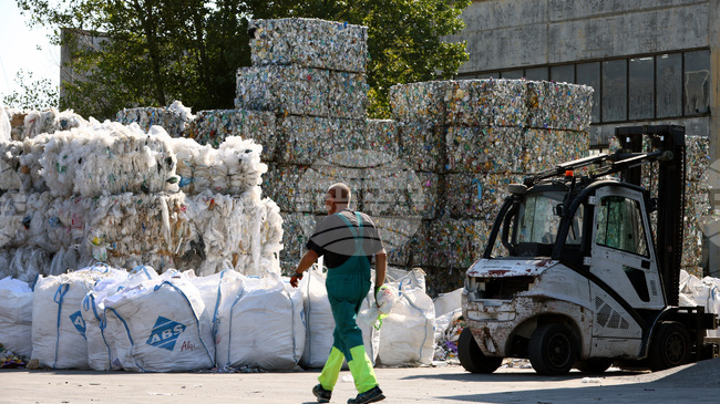 Environment Ministry Calls for Renewed Dialogue on Deposit System for Packaging