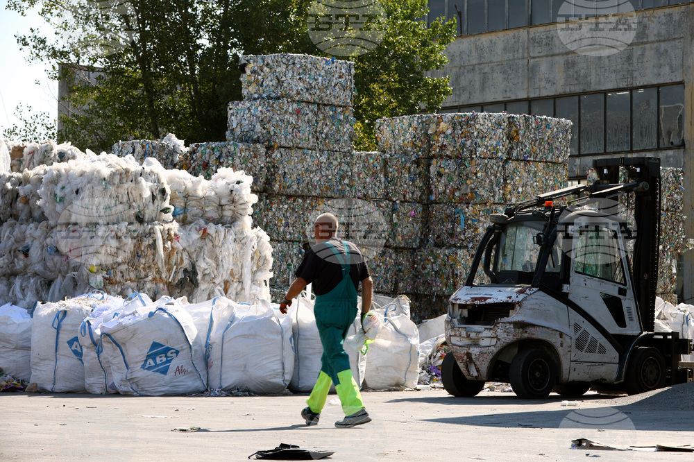 Environment Ministry Calls for Renewed Dialogue on Deposit System for Packaging