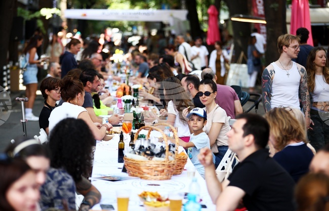 Вкусна храна и приветлива обстановка привличат граждани към "Голямата маса" в София 