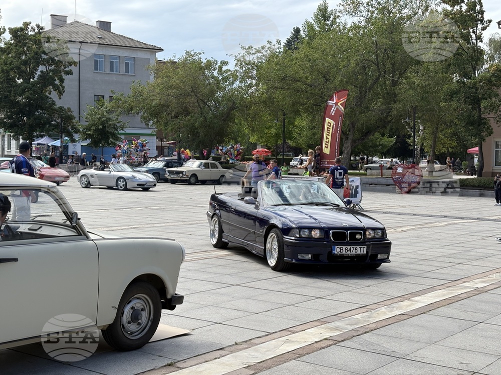 Самоков - ретро изложение на автомобили
