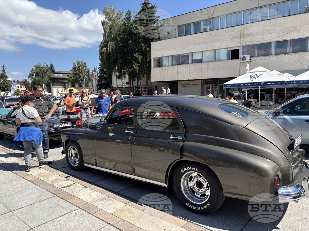 Самоков - ретро изложение на автомобили