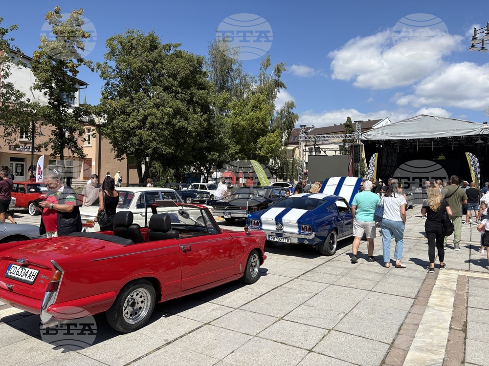 Самоков - ретро изложение на автомобили