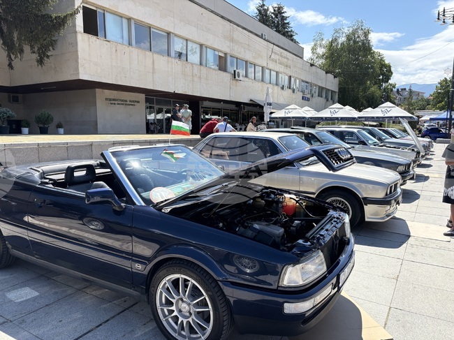 Около 130 ретро автомобила бяха показани на изложение в Самоков