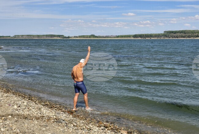 Цанко Цанков започна опит за световно постижение за 24-часово плуване в река Дунав