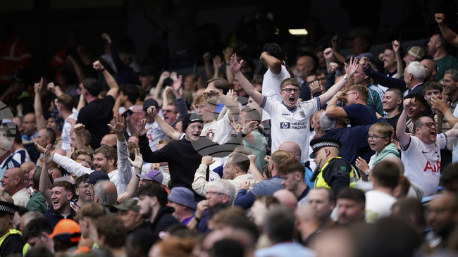 Тотнъм наказа трима привърженици за това, че са отправяли нацистки поздрави на мач от Шампионската лига в Германия през януари