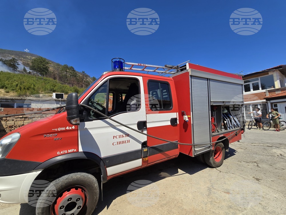 Три противопожарни екипа са участвали в гасенето на пожар в дърводелски цех в Нова Загора