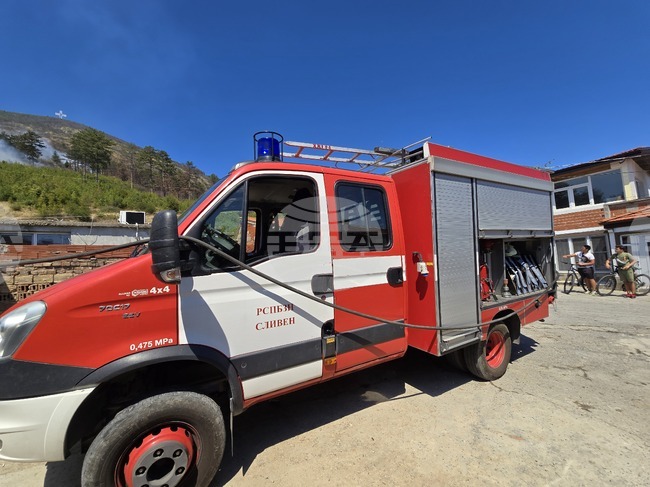 Три противопожарни екипа са участвали в гасенето на пожар в дърводелски цех в Нова Загора