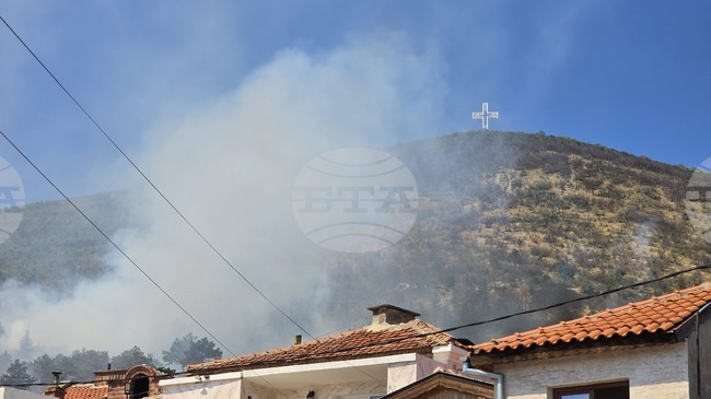 Четири пожарни екипа са участвали в гасенето на пожара в местността „Бармук баир“ край Сливен 