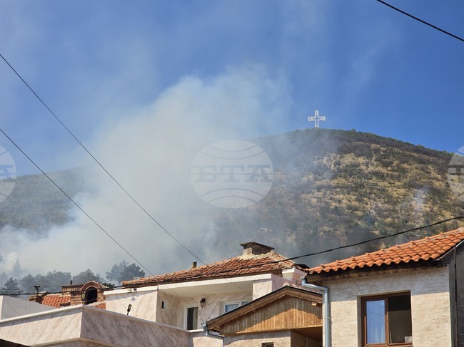Четири пожарни екипа са участвали в гасенето на пожара в местността „Бармук баир“ край Сливен 