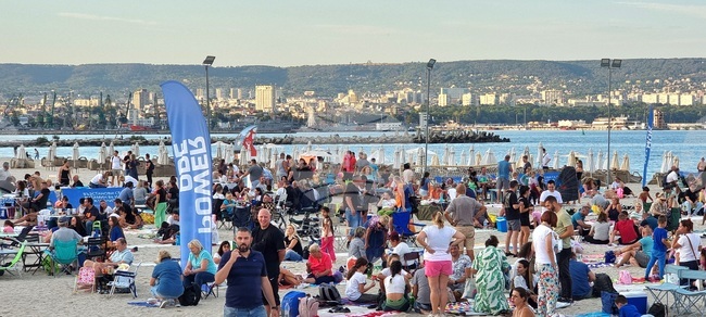 За единадесета година варненци се събират за най-дългата вечеря на плажа в Аспарухово