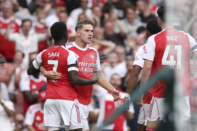 Виктор Гьокереш вкара дебютните си голове за Арсенал, Илия Груев не успя да помогне на гостуващия Лийдс