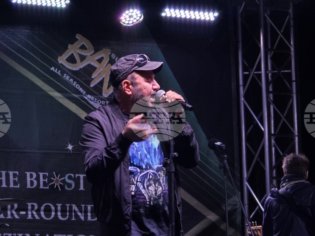 Сред многобройна публика и с песента "По-полека" започна концертът на Стефан Вълдобрев и "Обичайните заподозрени" в Банско