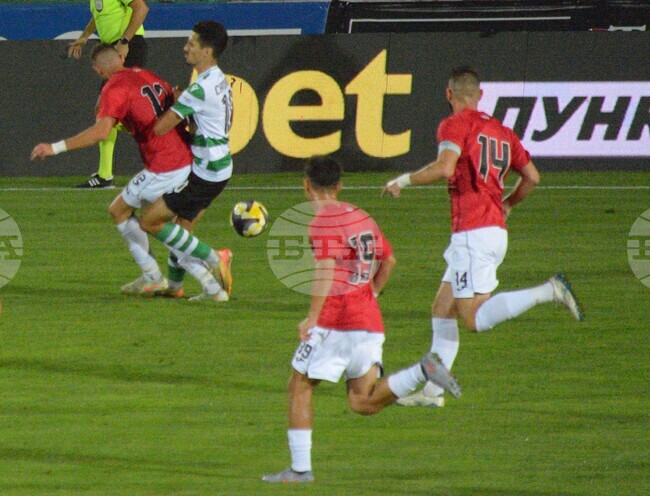 Локомотив Пловдив достигна до успеха срещу Славия