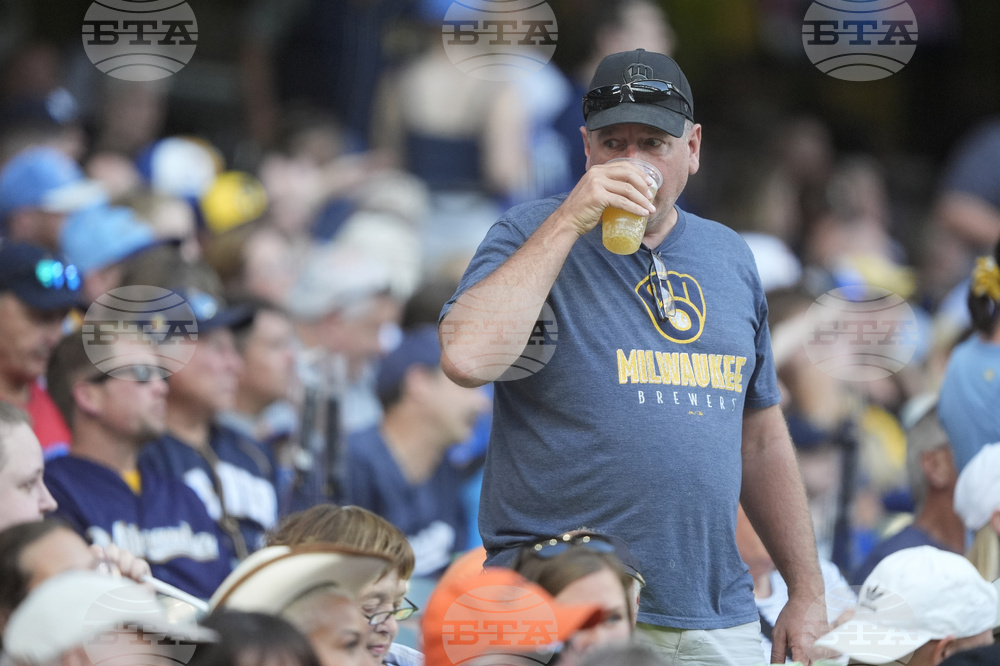 Giants Brewers Baseball