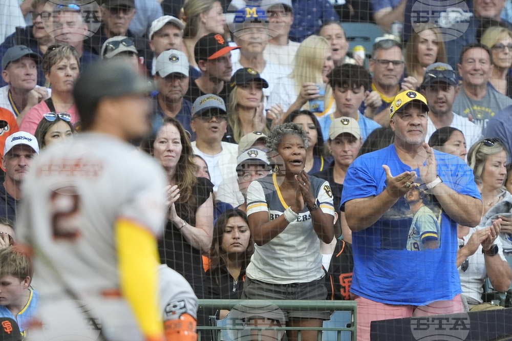 Giants Brewers Baseball