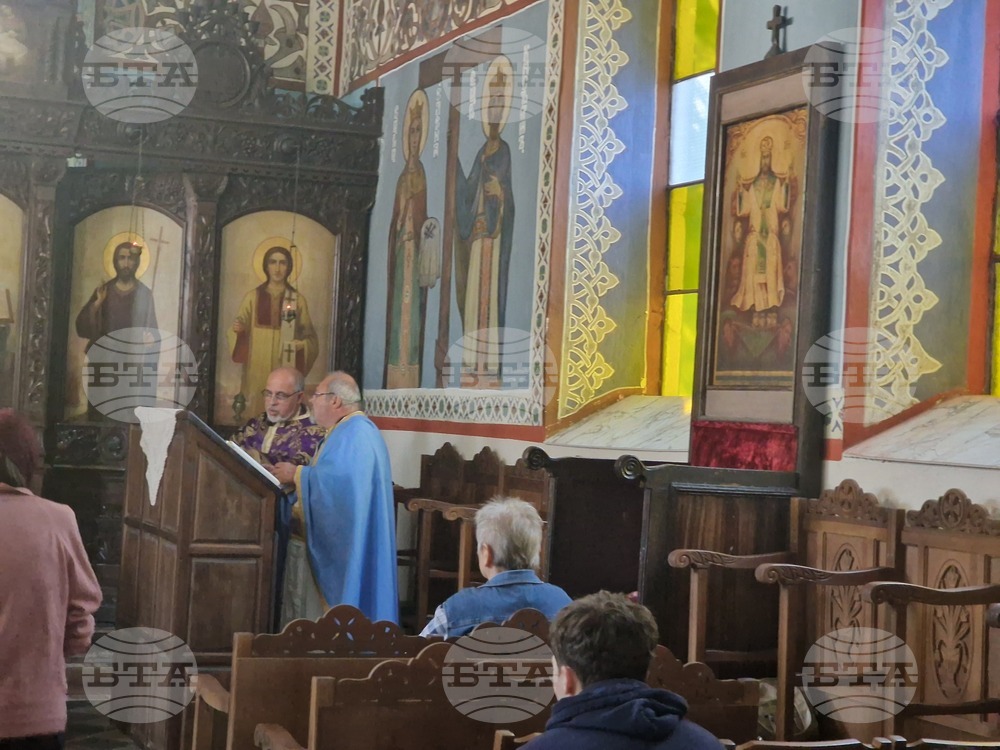 С послание да не губят вярата в Бог се обърна към миряните отец Валентин от храма „Св. св. Кирил и Методий“ в град Кубрат