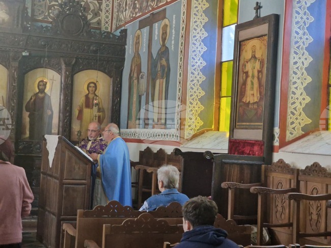 С послание да не губят вярата в Бог се обърна към миряните отец Валентин от храма „Св. св. Кирил и Методий“ в град Кубрат
