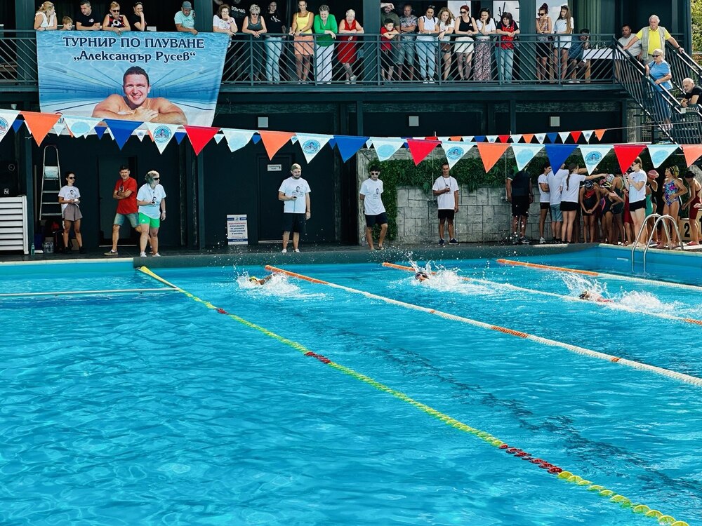 Около 100 деца се включиха в благотворителен турнир по плуване в Русе за изграждането на водно-рехабилитационен център за хора с увреждания