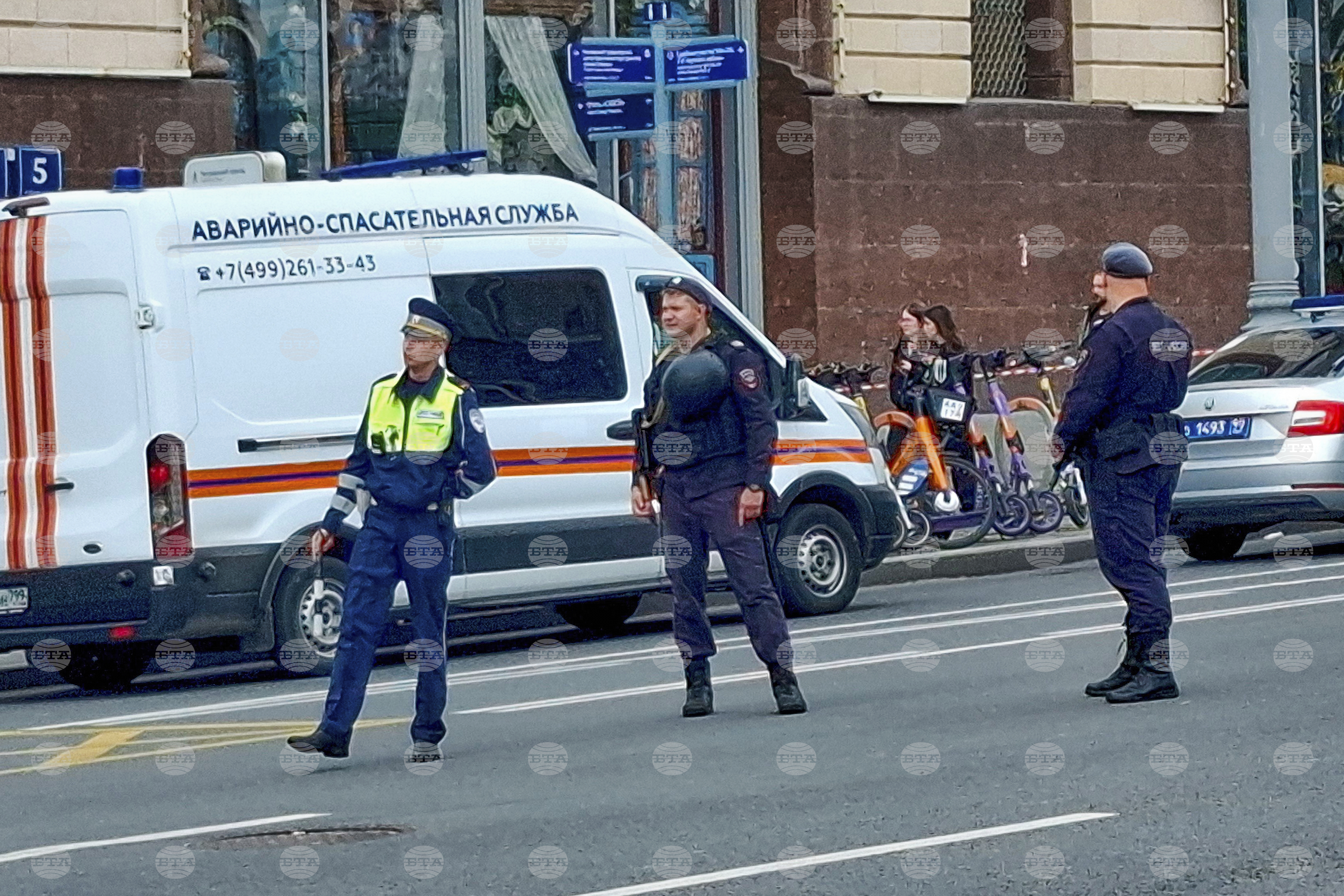 Трима души, сред които двама полицаи, са убити при взрив в южната част на Москва