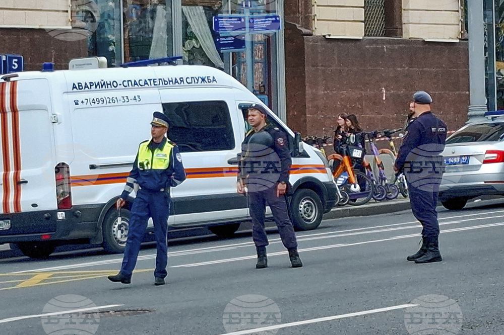Трима души, сред които двама полицаи, са убити при взрив в южната част на Москва