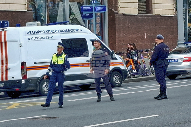 Трима души, сред които двама полицаи, са убити при взрив в южната част на Москва